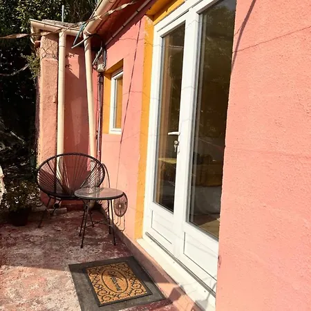 Maisonnette Avec Escalier