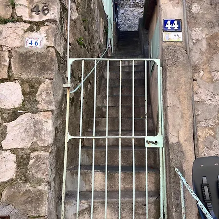 Maisonnette Avec Escalier *